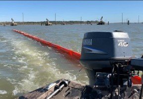 18 inch oil spill containment boom deployment